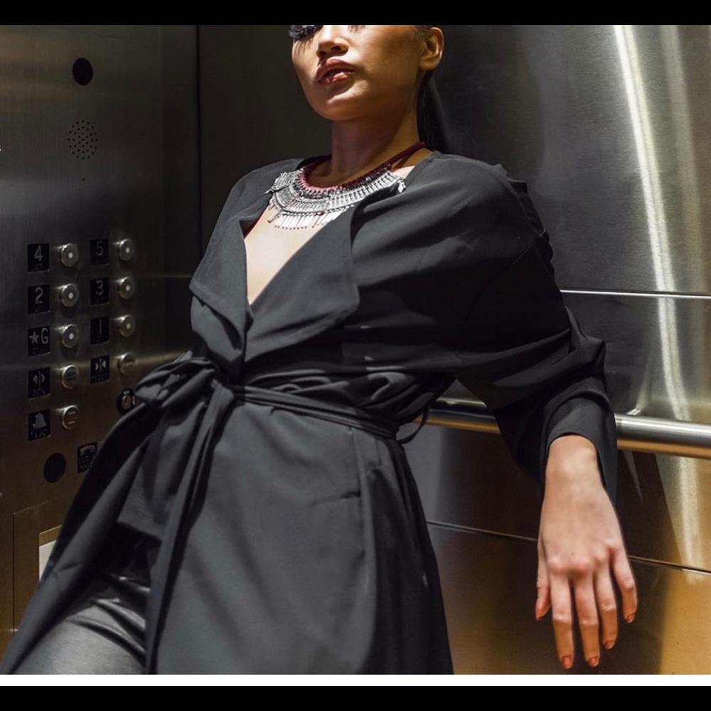 BLACK OVERSIZED LIGHT TRENCH